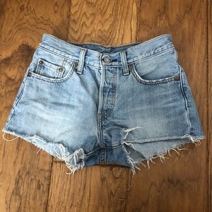 Light wash Levi jean shorts